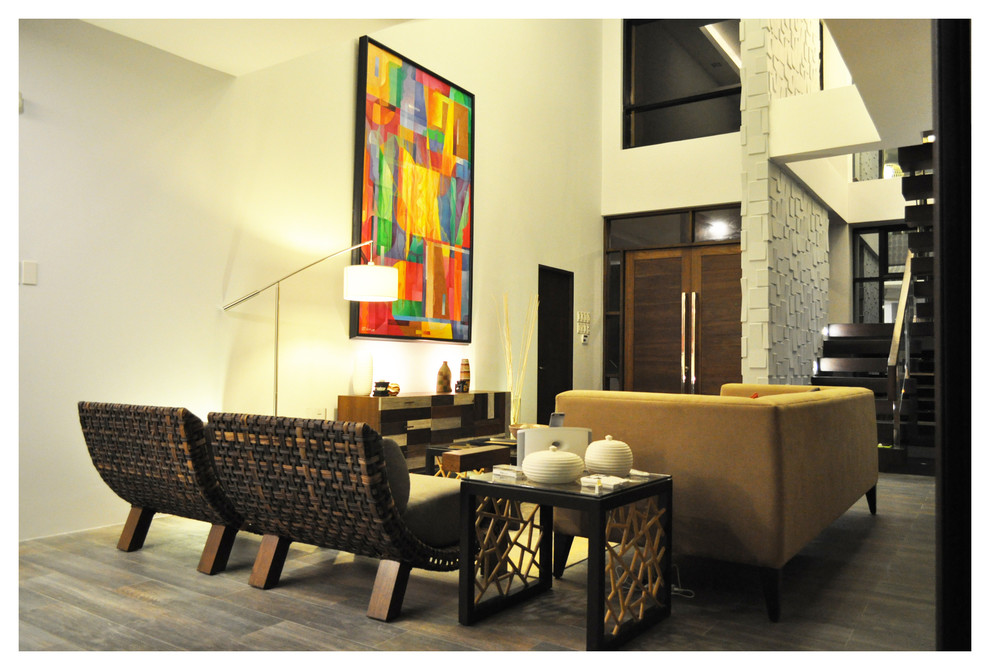 Großes, Offenes Asiatisches Wohnzimmer ohne Kamin mit weißer Wandfarbe und Porzellan-Bodenfliesen in Sonstige