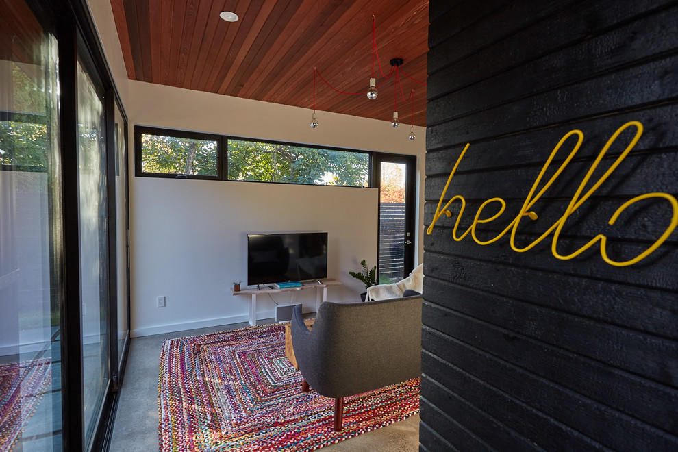 Стильный дизайн: маленькая гостиная комната в стиле модернизм с бетонным полом для на участке и в саду - последний тренд