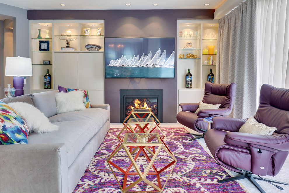 Cette photo montre un salon chic de taille moyenne et fermé avec une salle de réception, un mur violet, moquette, une cheminée standard, un manteau de cheminée en métal, un téléviseur fixé au mur et un sol gris.