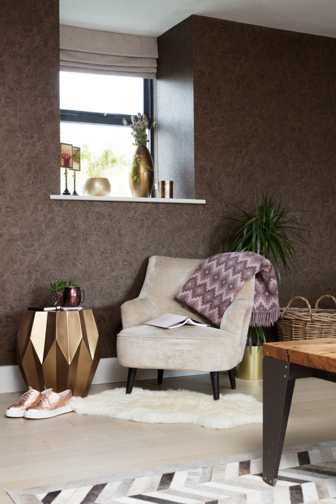 Modelo de salón cerrado campestre de tamaño medio con paredes beige, suelo de madera clara, estufa de leña, pared multimedia y suelo beige