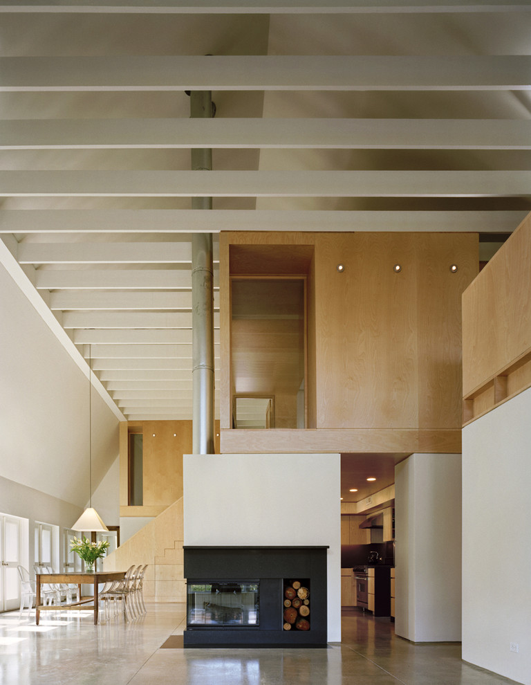 Offenes Modernes Wohnzimmer mit Eckkamin, Betonboden und Kaminumrandung aus Metall in New York