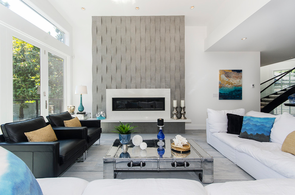 Großes, Offenes Modernes Wohnzimmer mit weißer Wandfarbe, Kaminumrandung aus Stein, grauem Boden, hellem Holzboden und Gaskamin in Vancouver