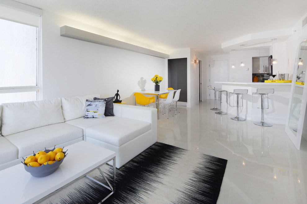 Aménagement d'un salon moderne avec un mur blanc et un sol en carrelage de porcelaine.