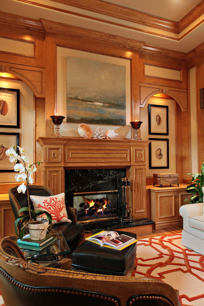 Foto di un soggiorno chic con pareti beige e camino classico