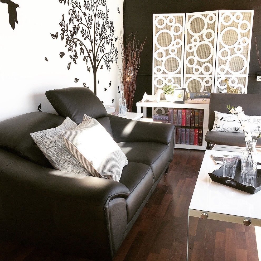 Ispirazione per un soggiorno moderno di medie dimensioni e chiuso con pareti bianche, pavimento in laminato e pavimento marrone
