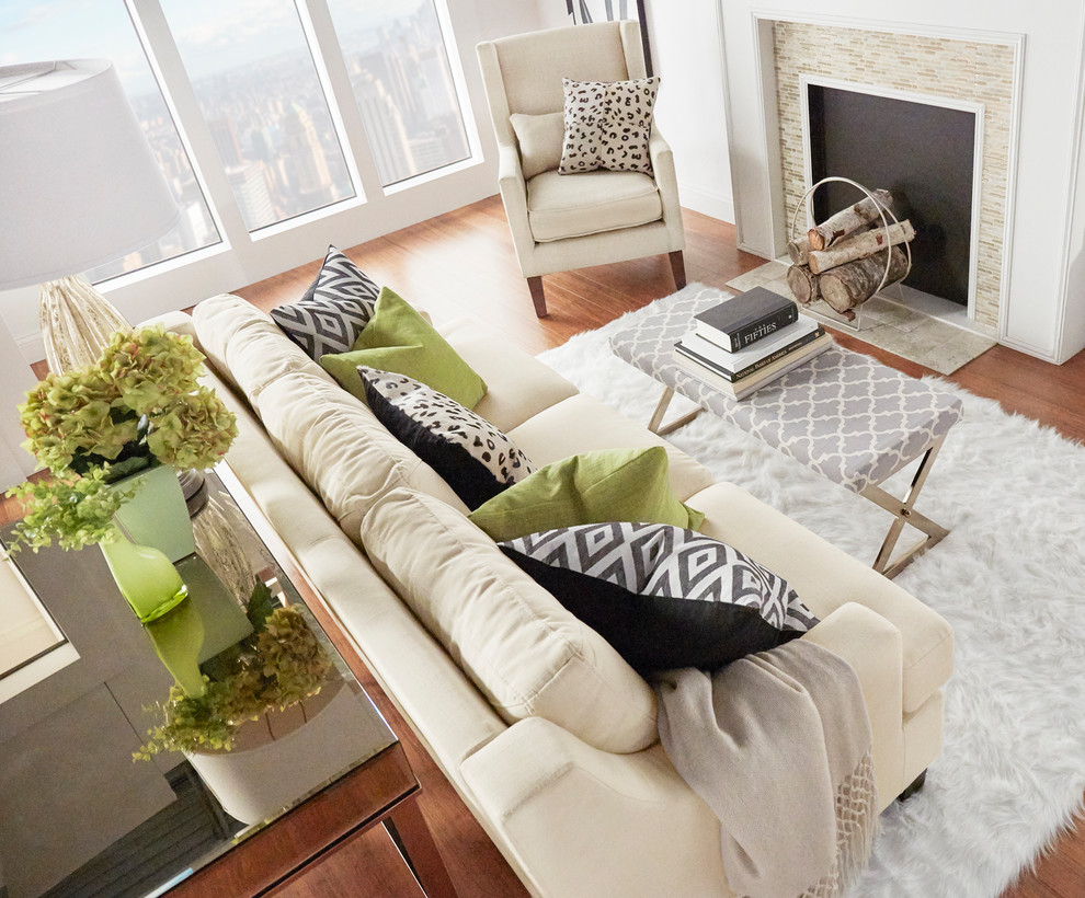 Foto di un piccolo soggiorno contemporaneo chiuso con pareti bianche e pavimento in legno massello medio