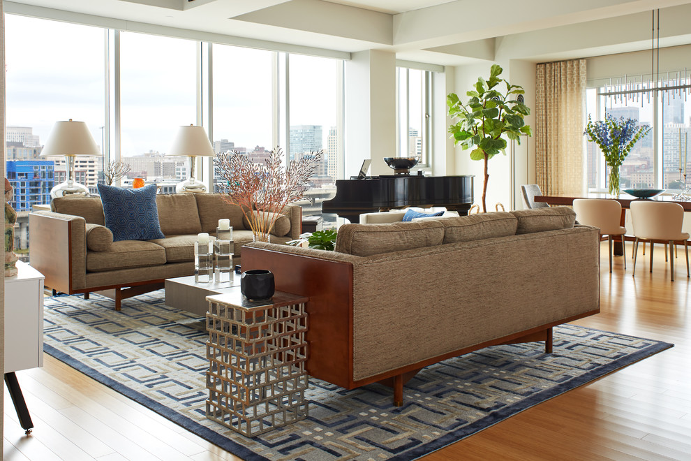 Großes Modernes Wohnzimmer mit grauer Wandfarbe, hellem Holzboden und braunem Boden in Boston