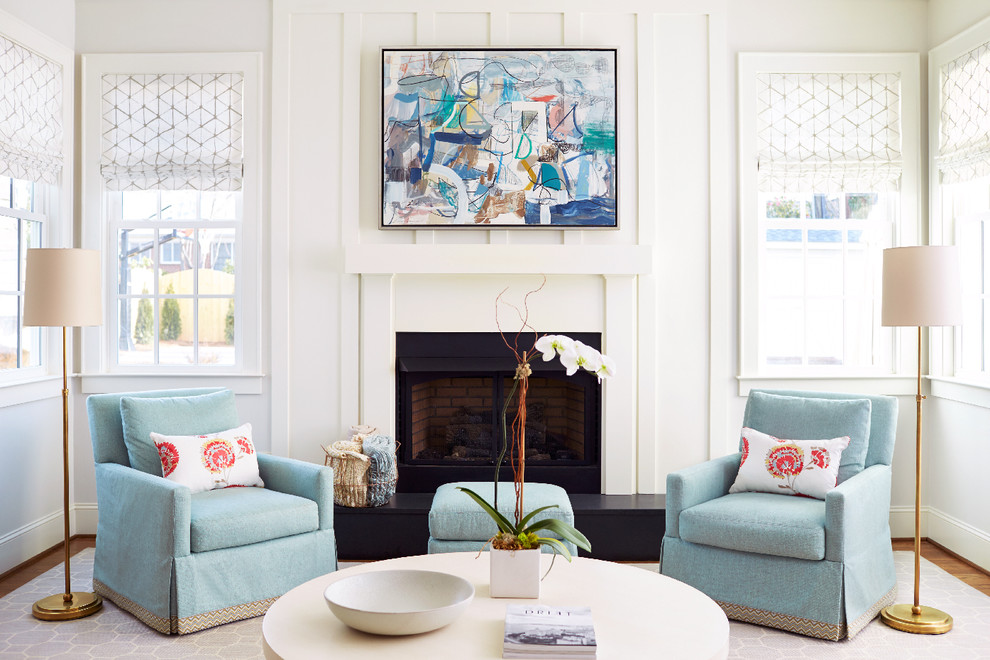 Abgetrenntes, Fernseherloses Klassisches Wohnzimmer mit weißer Wandfarbe, braunem Holzboden und Kamin in Raleigh