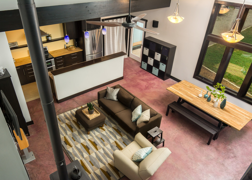 Источник вдохновения для домашнего уюта: огромная двухуровневая гостиная комната в стиле модернизм с бежевыми стенами, печью-буржуйкой и телевизором на стене