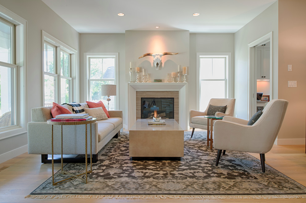 Offenes, Repräsentatives, Fernseherloses Maritimes Wohnzimmer mit beiger Wandfarbe, hellem Holzboden und Kamin in Minneapolis