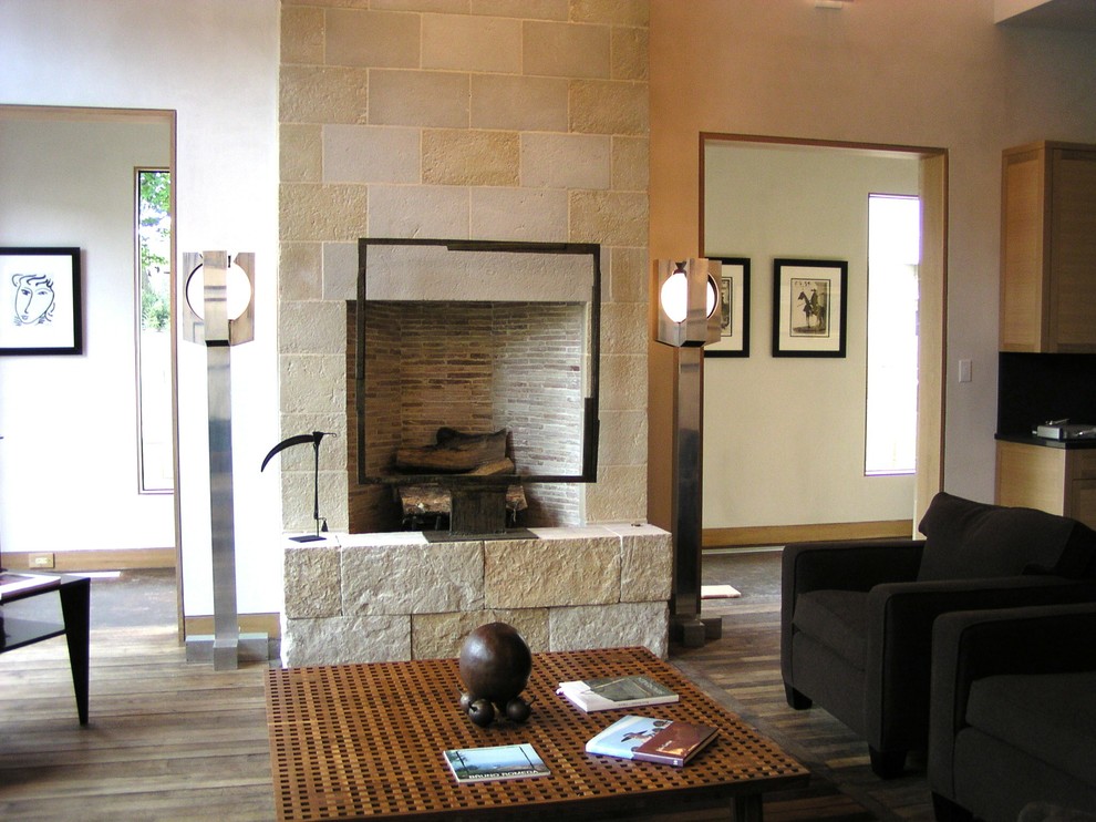 Источник вдохновения для домашнего уюта: открытая гостиная комната среднего размера в стиле неоклассика (современная классика) с стандартным камином и фасадом камина из камня
