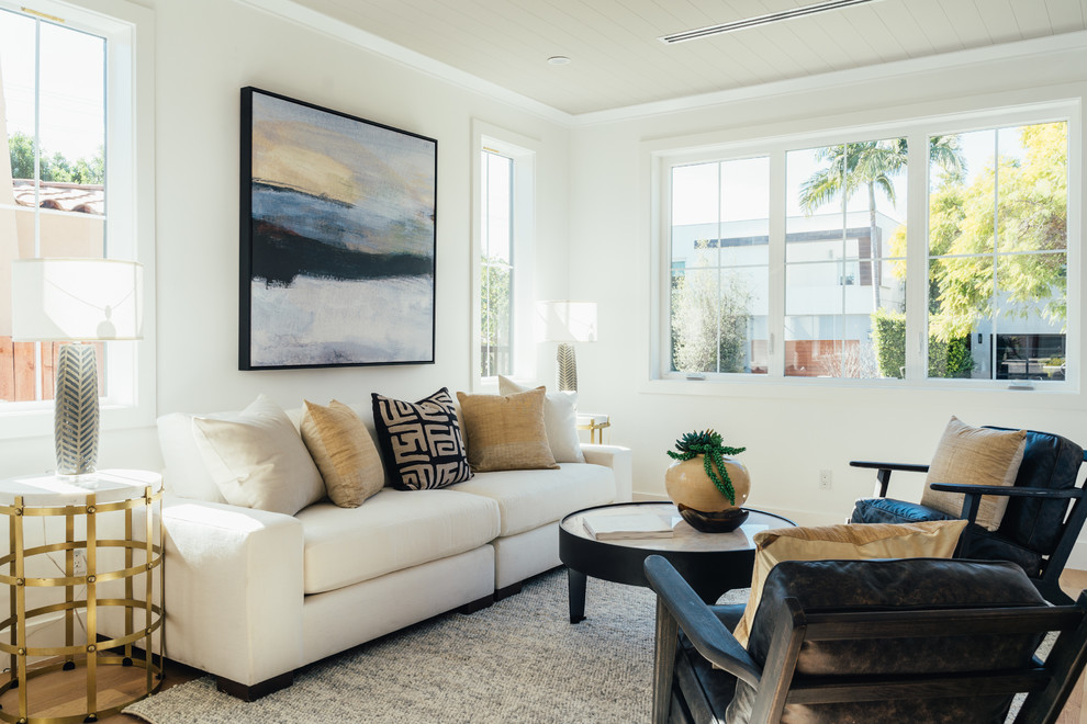 Repräsentatives Maritimes Wohnzimmer ohne Kamin mit weißer Wandfarbe und hellem Holzboden in Los Angeles