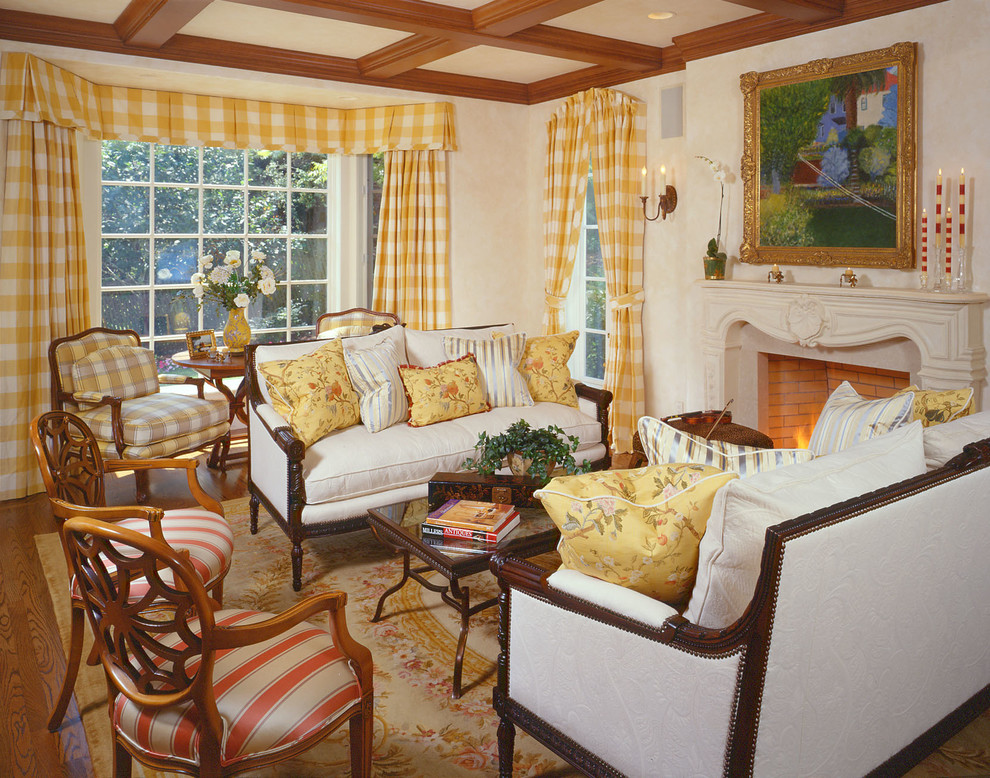 Пример оригинального дизайна: парадная, открытая гостиная комната в классическом стиле с паркетным полом среднего тона, стандартным камином, фасадом камина из камня и бежевыми стенами без телевизора