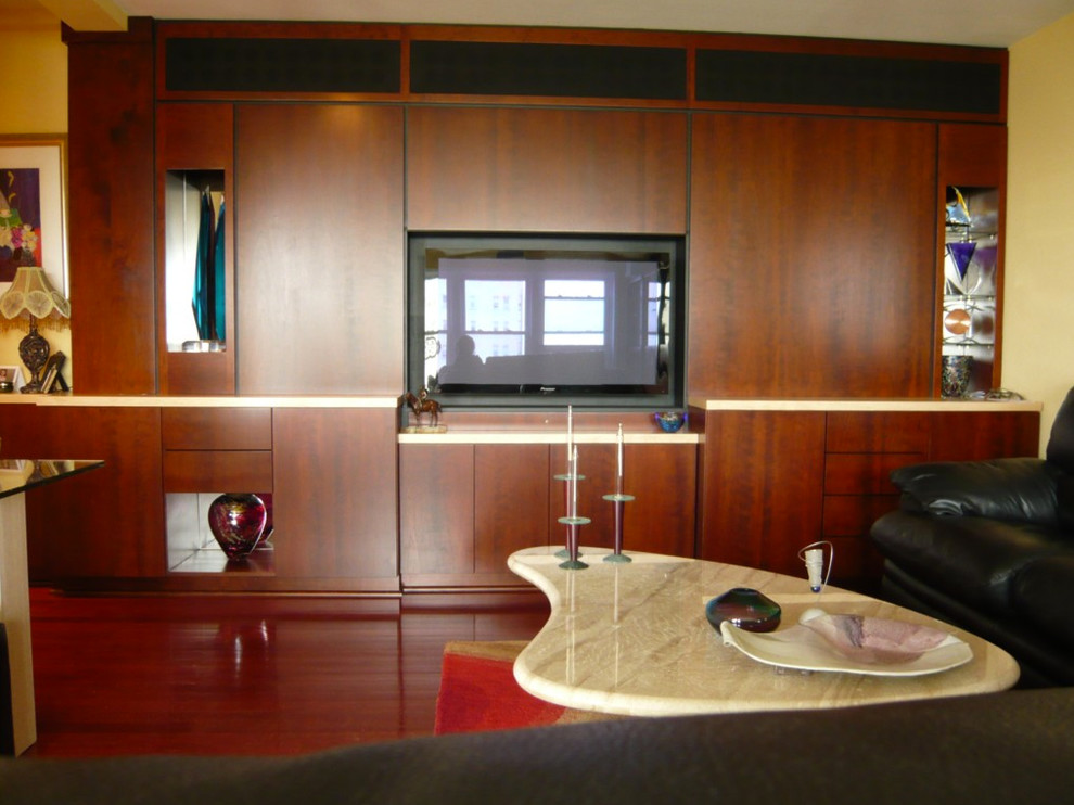 Immagine di un grande soggiorno moderno con pareti gialle e pavimento in legno massello medio