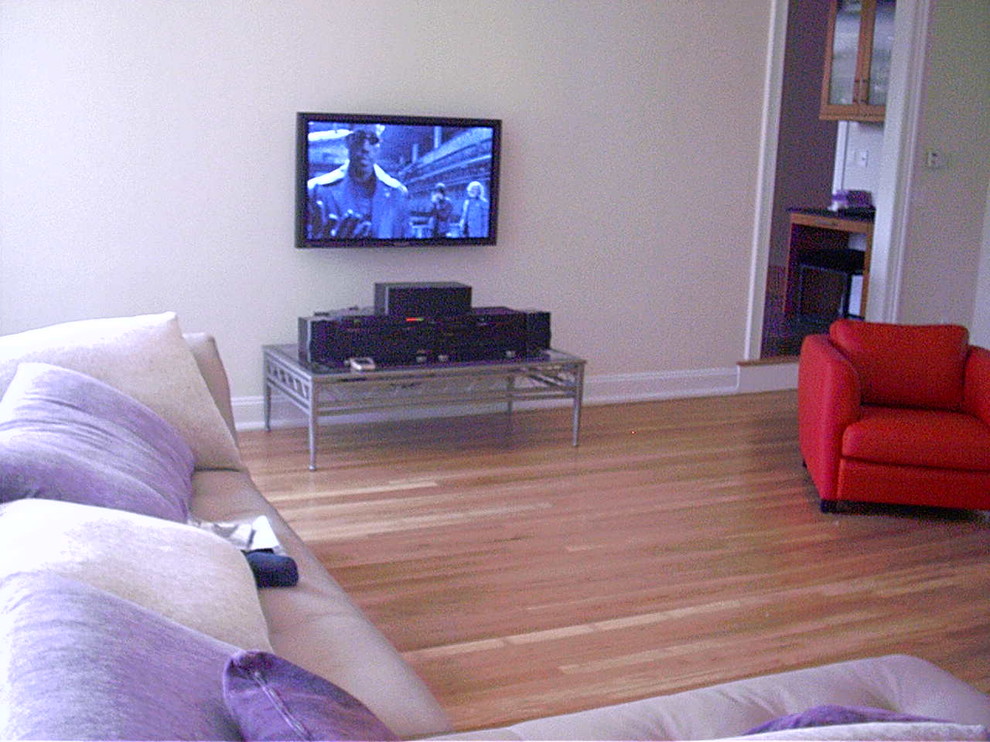 Immagine di un soggiorno minimalista di medie dimensioni e aperto con sala formale, pareti bianche, parquet chiaro, nessun camino e TV a parete