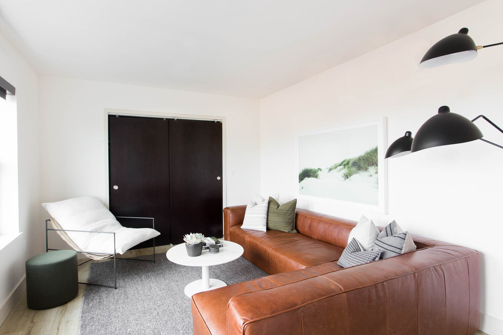 Пример оригинального дизайна: гостиная комната в стиле модернизм с белыми стенами и светлым паркетным полом