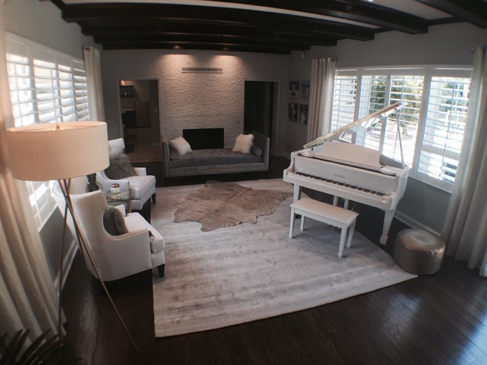 На фото: гостиная комната среднего размера в современном стиле с музыкальной комнатой, серыми стенами, темным паркетным полом, стандартным камином и фасадом камина из камня с