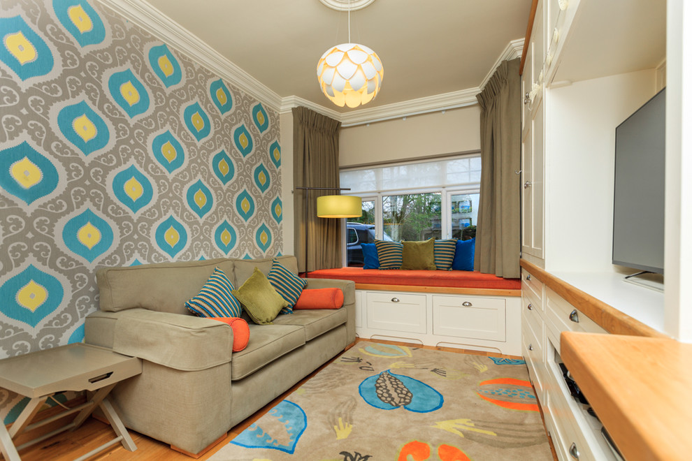 Свежая идея для дизайна: изолированная гостиная комната в стиле неоклассика (современная классика) с разноцветными стенами, паркетным полом среднего тона и мультимедийным центром без камина - отличное фото интерьера