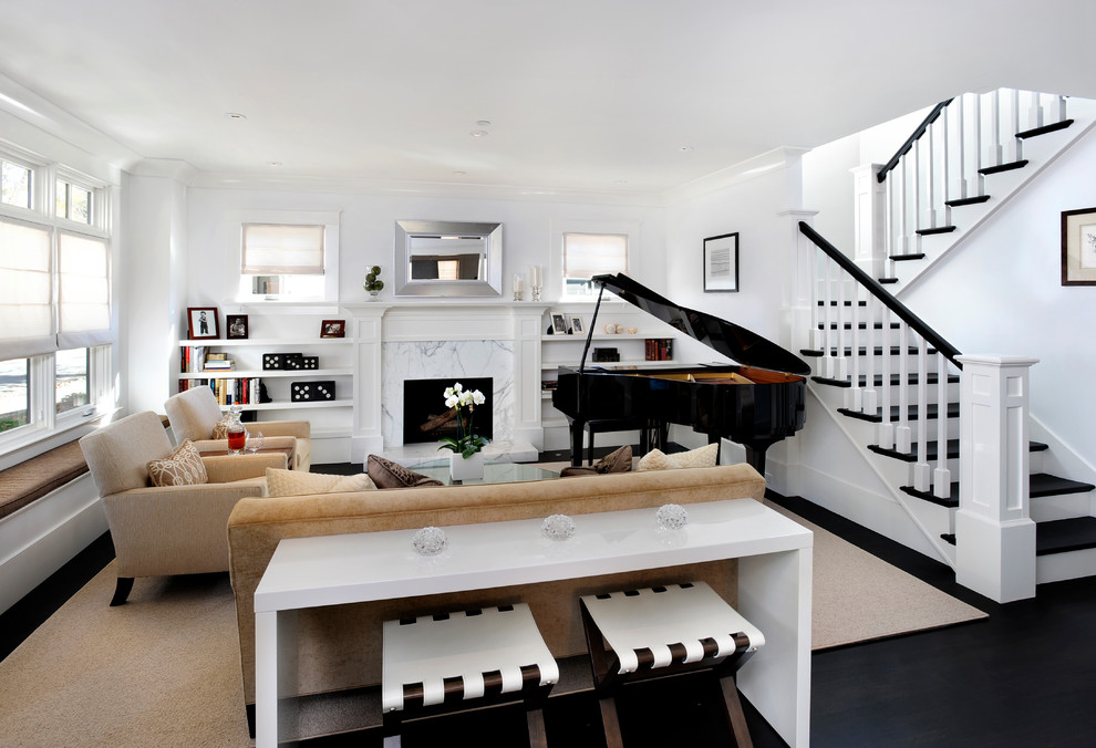 Пример оригинального дизайна: гостиная комната в современном стиле с музыкальной комнатой, белыми стенами и ковром на полу