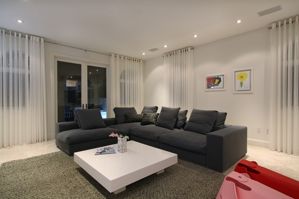 На фото: гостиная комната в современном стиле с белыми стенами и мраморным полом