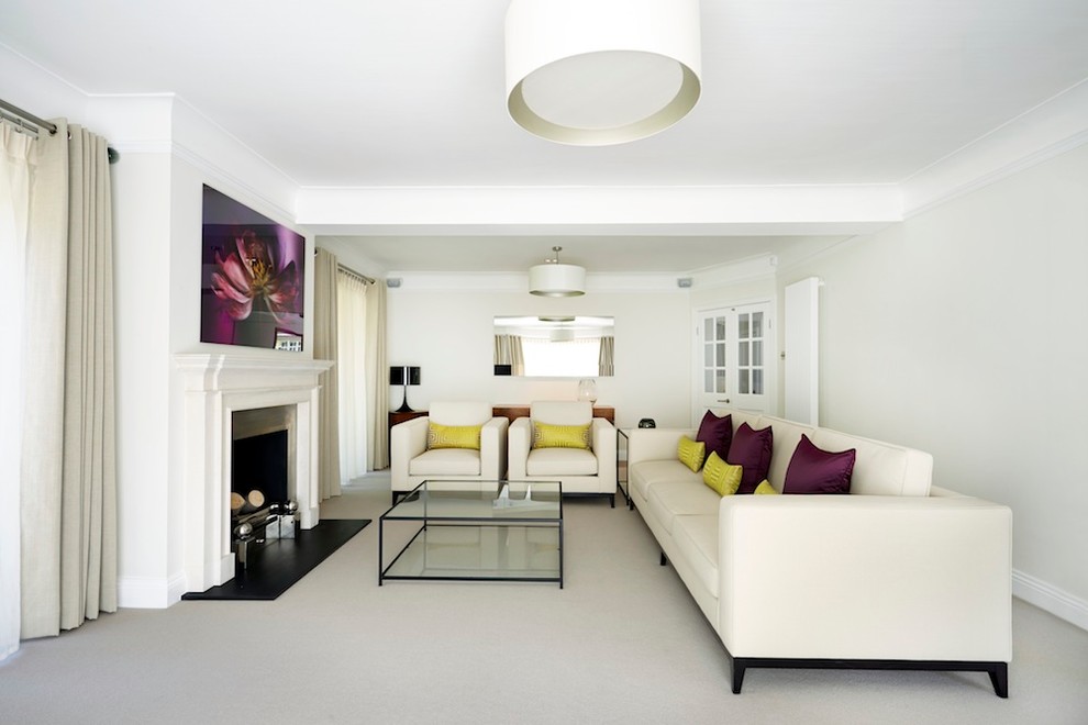 Immagine di un soggiorno tradizionale di medie dimensioni con pareti beige, moquette, sala formale e camino classico