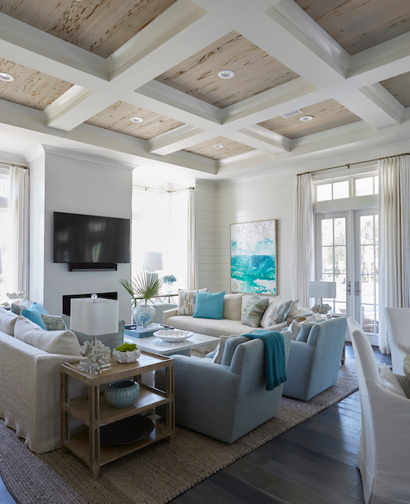 Offenes Maritimes Wohnzimmer ohne Kamin mit beiger Wandfarbe, freistehendem TV und braunem Boden in Sonstige