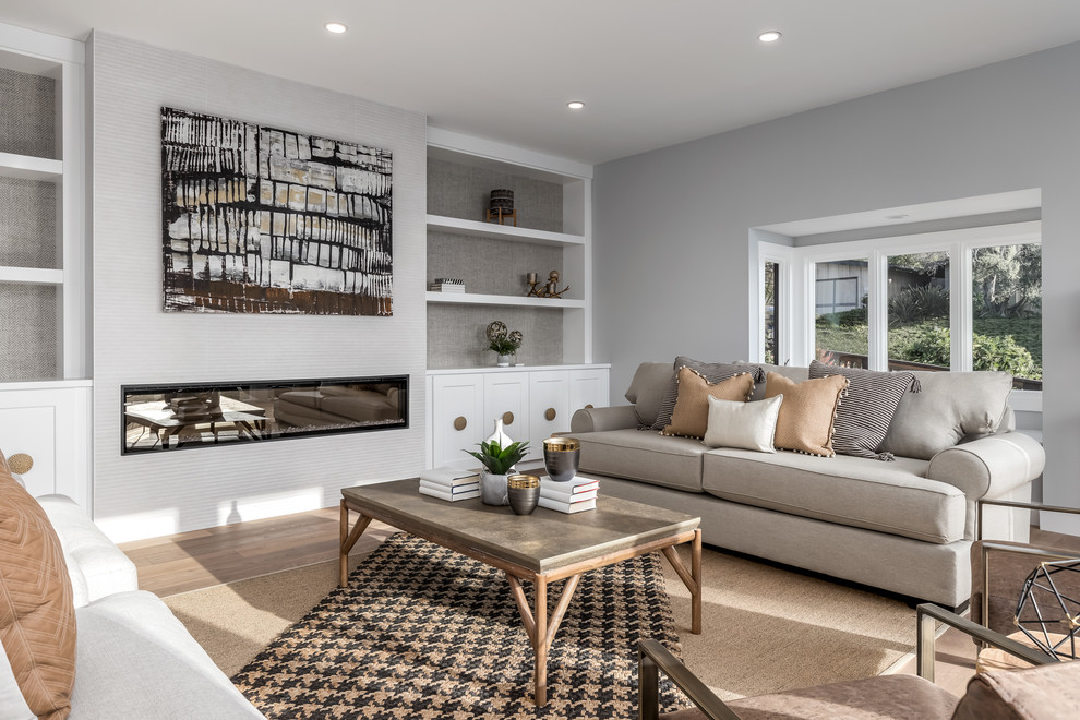 Immagine di un soggiorno tradizionale con sala formale, pareti grigie, pavimento in legno massello medio, nessuna TV e pavimento marrone