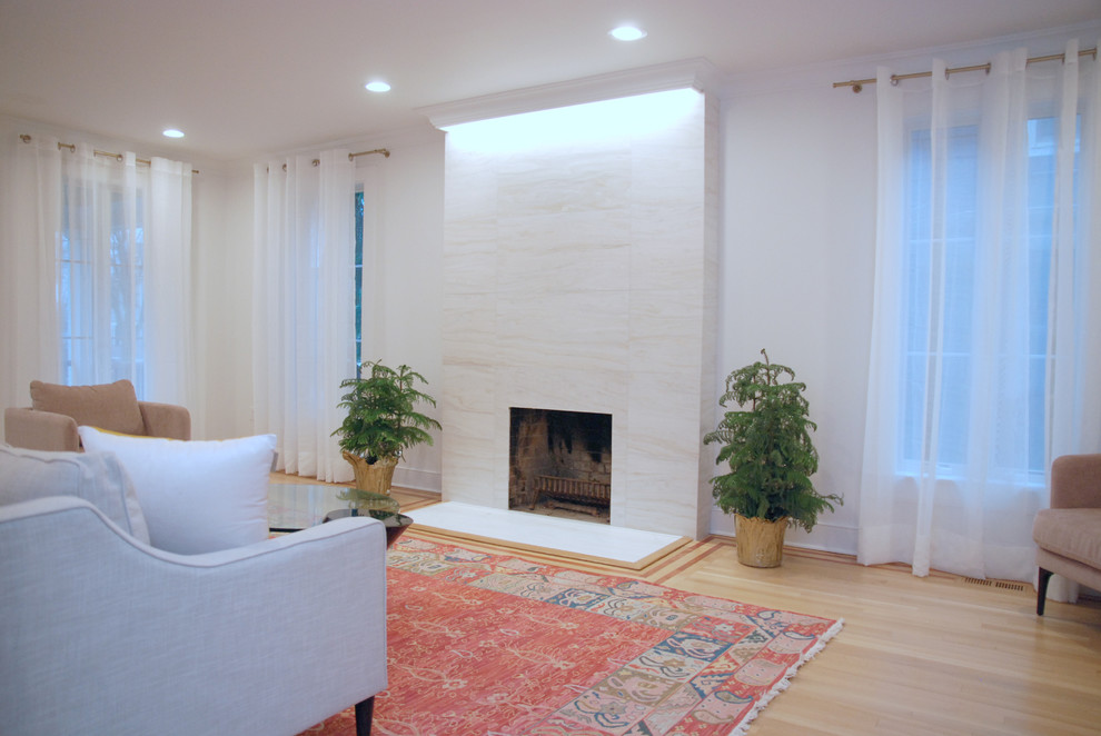 Пример оригинального дизайна: парадная, изолированная гостиная комната среднего размера в стиле модернизм с белыми стенами, светлым паркетным полом, стандартным камином, фасадом камина из плитки и кессонным потолком