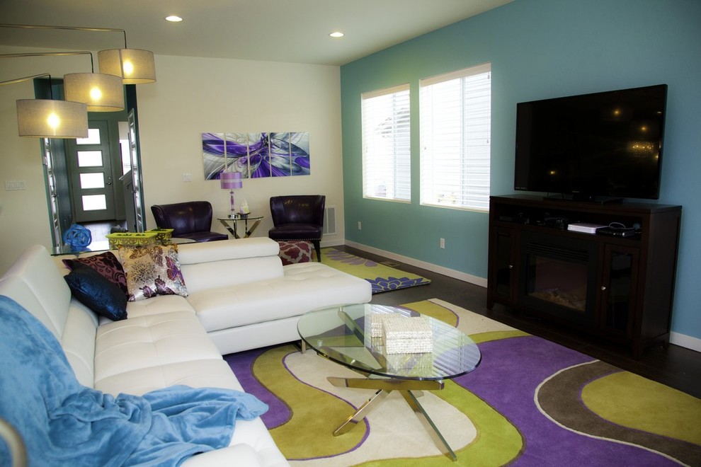 Foto di un soggiorno minimal di medie dimensioni e aperto con sala formale, pareti blu, parquet scuro e TV autoportante