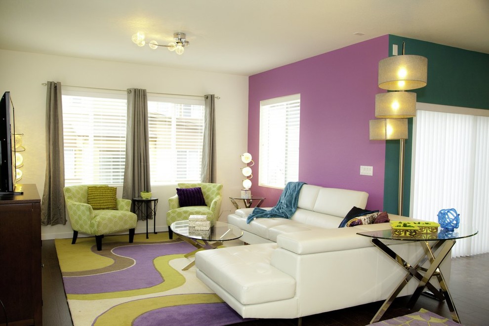Foto di un soggiorno minimal di medie dimensioni e aperto con sala formale, pareti viola, parquet scuro e TV autoportante