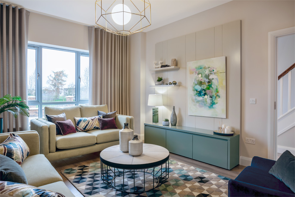 Mittelgroßes Modernes Wohnzimmer mit beiger Wandfarbe, hellem Holzboden und Multimediawand in Dublin