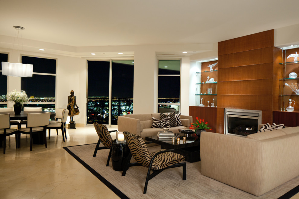 Großes, Fernseherloses, Offenes Modernes Wohnzimmer mit beiger Wandfarbe, Kalkstein, Kamin, verputzter Kaminumrandung und beigem Boden in Las Vegas