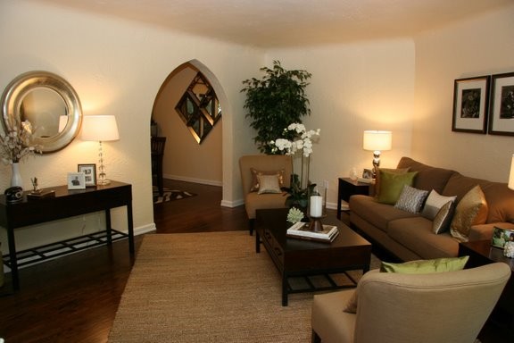 Imagen de salón para visitas abierto moderno de tamaño medio sin chimenea y televisor con parades naranjas y suelo de madera en tonos medios