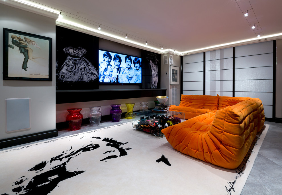 Modernes Wohnzimmer ohne Kamin mit weißer Wandfarbe und TV-Wand