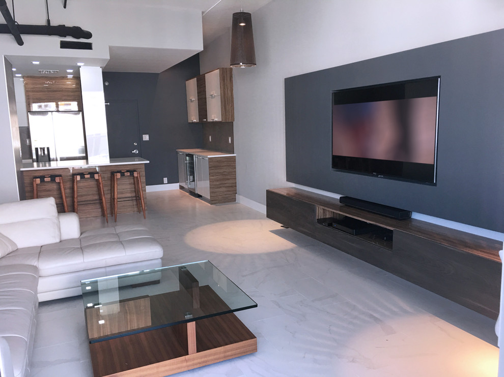Aménagement d'un salon mansardé ou avec mezzanine moderne de taille moyenne avec un mur gris, un sol en marbre, un téléviseur encastré et un sol blanc.