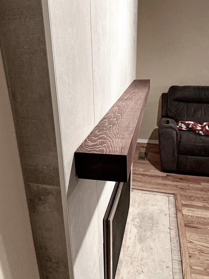Esempio di un soggiorno minimalista di medie dimensioni con cornice del camino piastrellata e pareti bianche