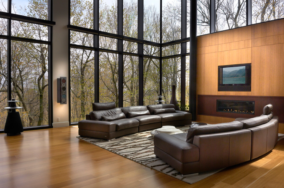 Стильный дизайн: большая гостиная комната в стиле модернизм с горизонтальным камином, мультимедийным центром и ковром на полу - последний тренд