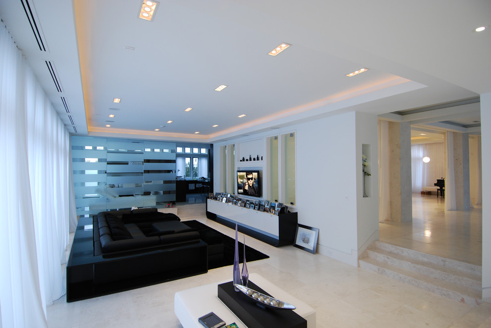 Immagine di un piccolo soggiorno moderno con sala della musica, pareti bianche, pavimento in marmo e TV a parete