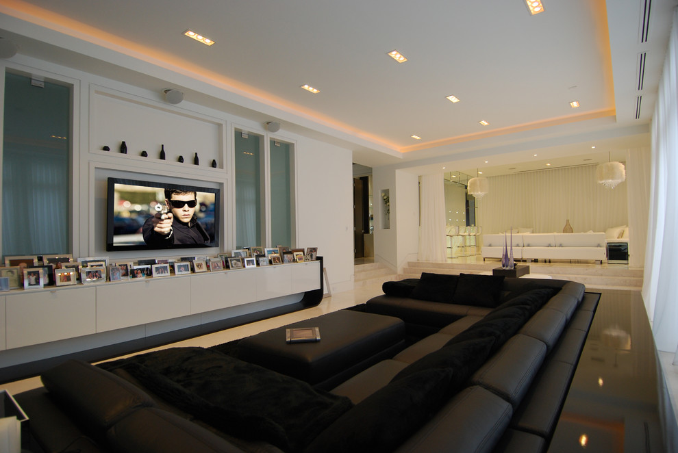 Idee per un soggiorno minimalista di medie dimensioni e chiuso con sala della musica, pareti bianche, pavimento in marmo e TV a parete