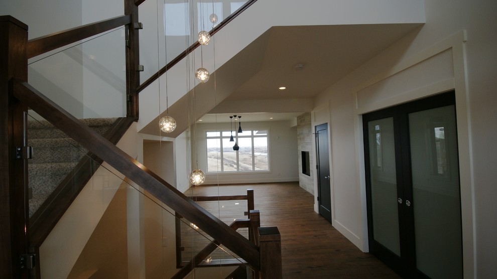 На фото: открытая гостиная комната среднего размера в современном стиле с белыми стенами, двусторонним камином и фасадом камина из плитки