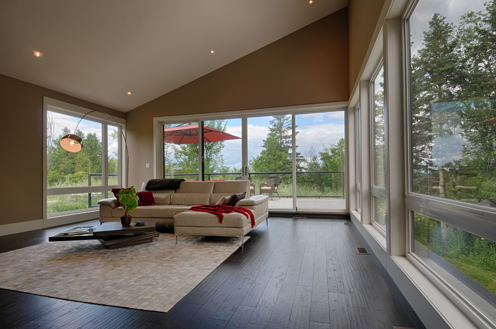 Photo of a contemporary living room in Ottawa.