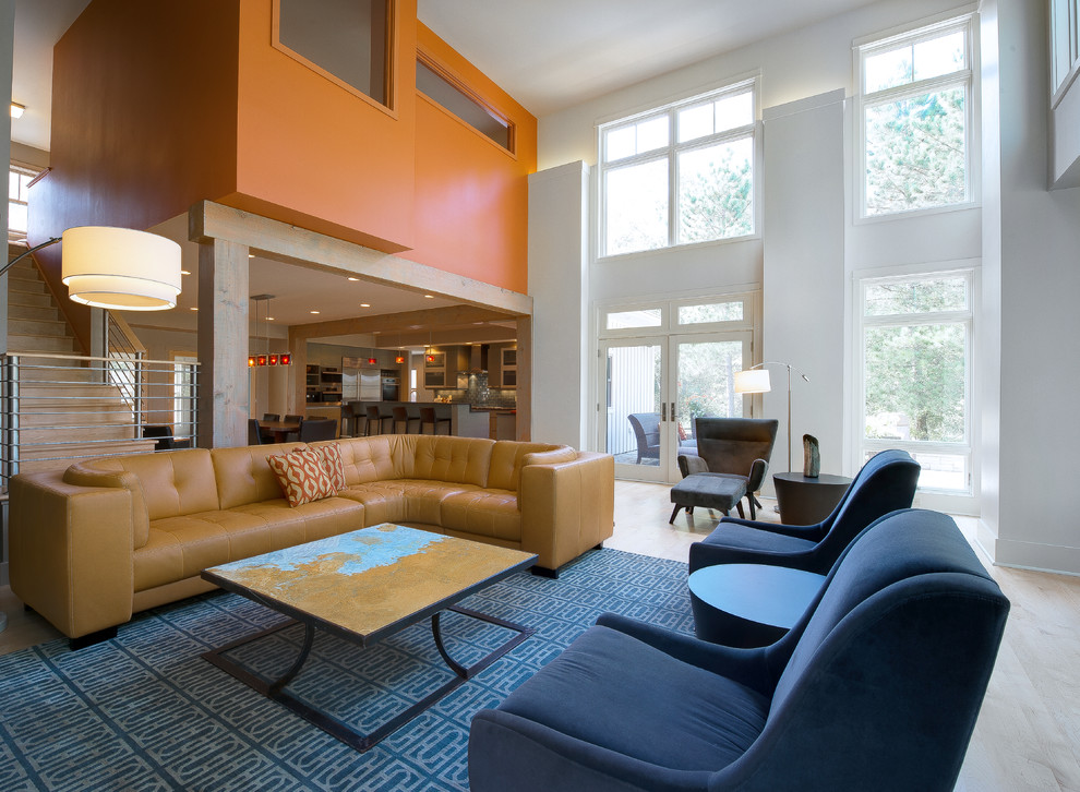 Immagine di un soggiorno minimalista aperto con sala formale, pareti multicolore, parquet chiaro, camino lineare Ribbon e cornice del camino in pietra