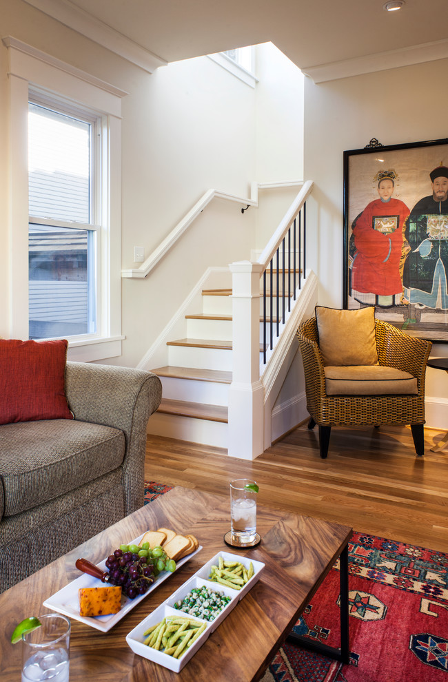 Offenes, Kleines Uriges Wohnzimmer ohne Kamin mit weißer Wandfarbe und braunem Holzboden in Portland