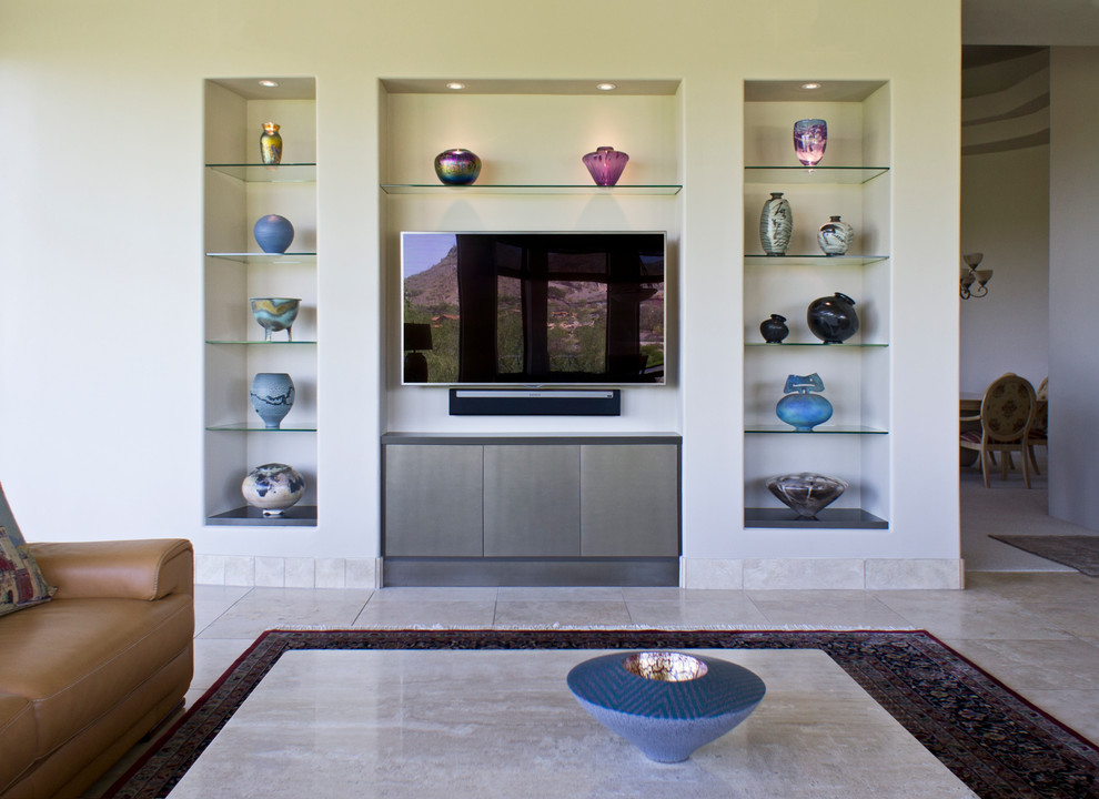 Großes, Offenes Modernes Wohnzimmer ohne Kamin mit beiger Wandfarbe, Travertin und Multimediawand in Phoenix