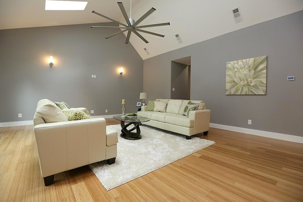 Свежая идея для дизайна: открытая гостиная комната в классическом стиле с серыми стенами, полом из бамбука и телевизором на стене - отличное фото интерьера