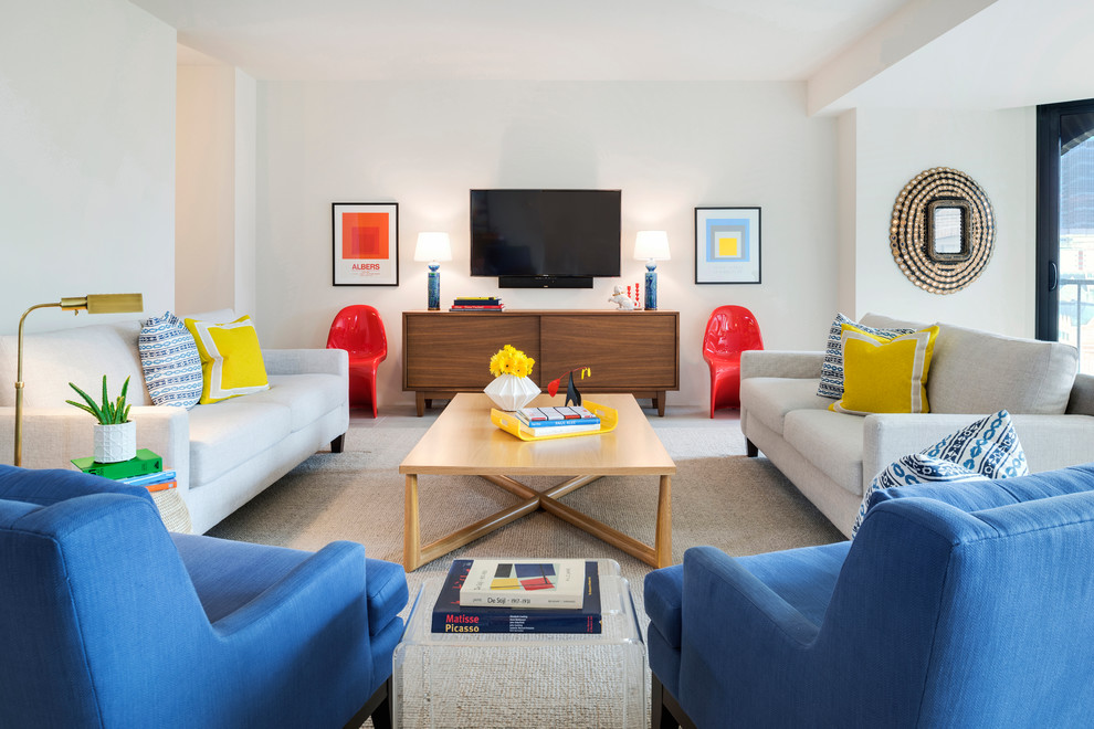Стильный дизайн: открытая гостиная комната в современном стиле с телевизором на стене и белыми стенами - последний тренд