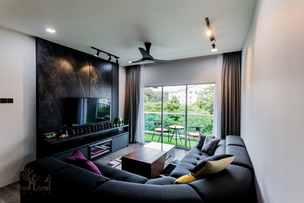 Immagine di un piccolo soggiorno minimal chiuso con sala formale, pareti grigie, pavimento in laminato, nessun camino, parete attrezzata e pavimento marrone