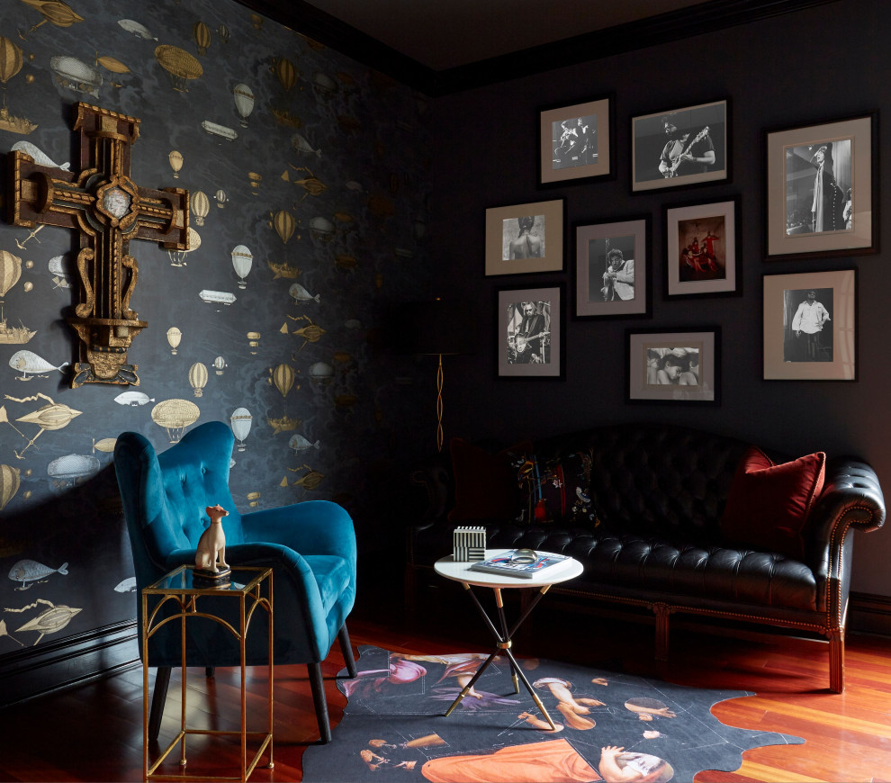 Ispirazione per un soggiorno vittoriano di medie dimensioni con pareti nere, pavimento in legno massello medio e pavimento marrone
