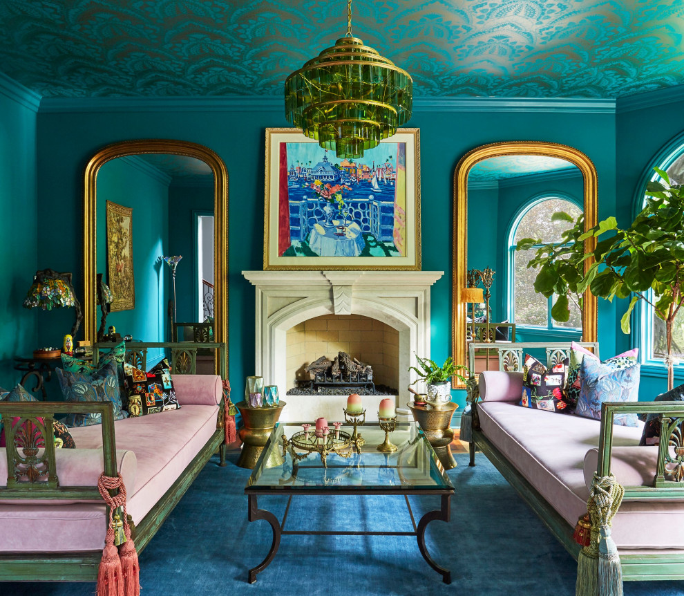 Inspiration för ett vintage vardagsrum, med blå väggar, mellanmörkt trägolv, en standard öppen spis, en spiselkrans i sten och brunt golv