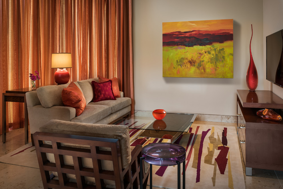 Mittelgroßes, Offenes, Repräsentatives Modernes Wohnzimmer ohne Kamin mit beiger Wandfarbe, Kalkstein und TV-Wand in Phoenix
